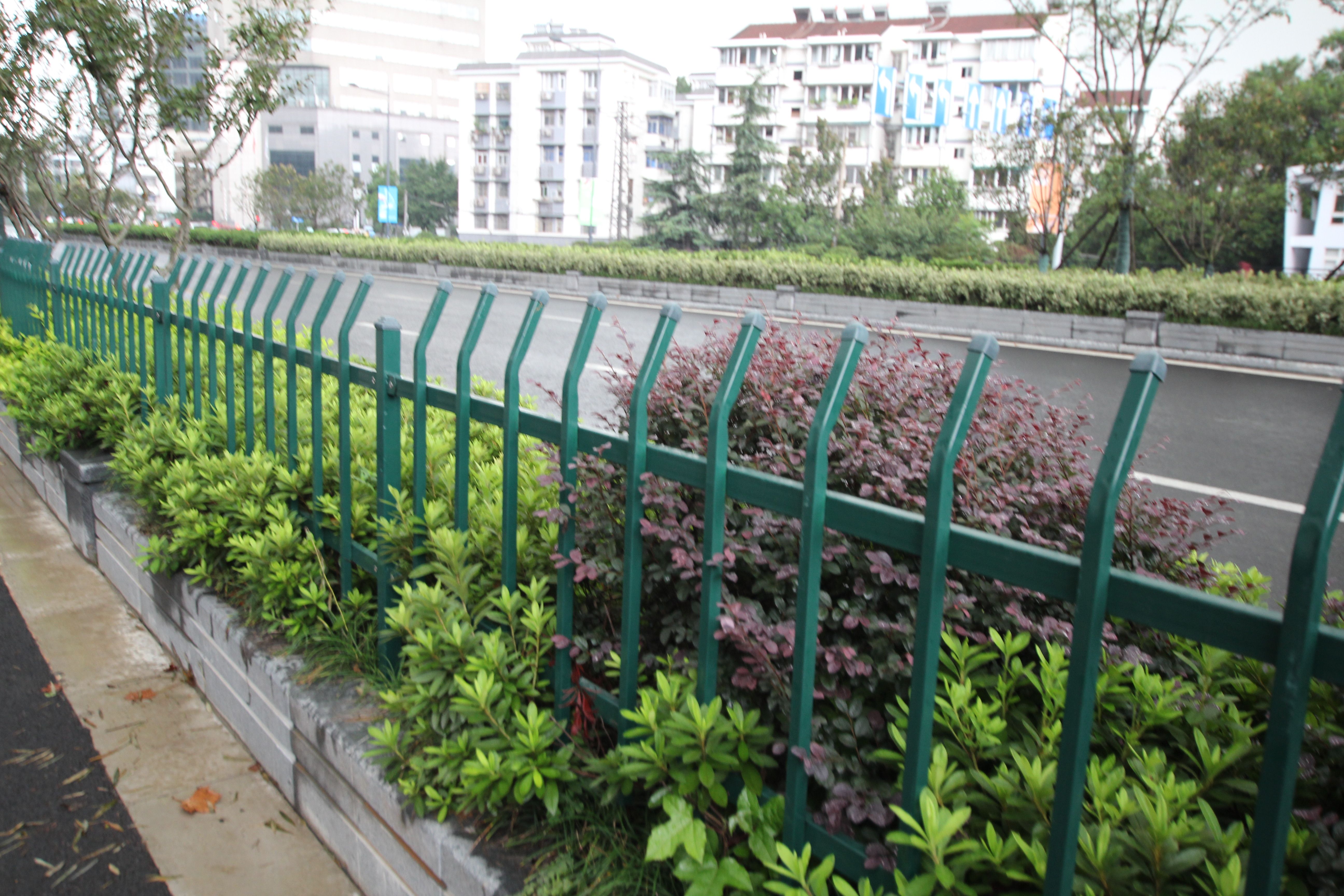 在安裝隔離護欄(lán)的時候需(xū)要考慮哪些(xiē)問題